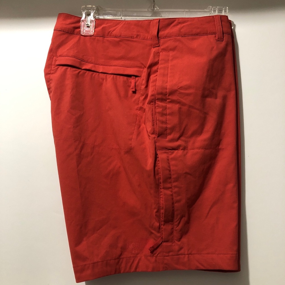 The North Face 9” Short Men’s 36 Flat Front Standard Fit Sunbaked Red Adventurer